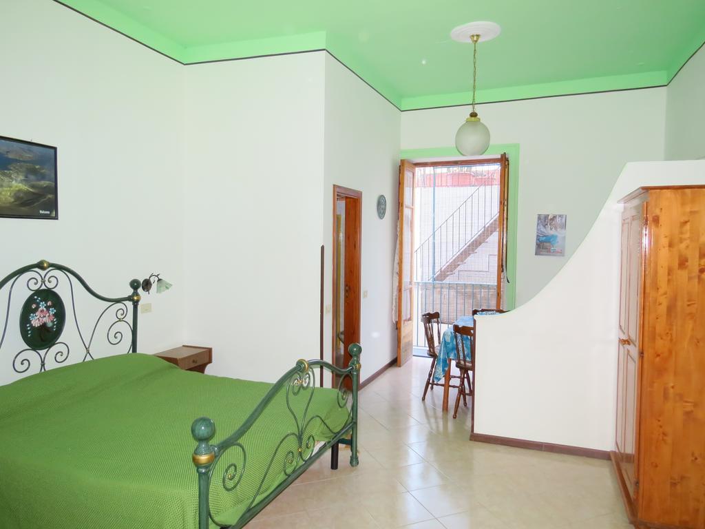 Casa Vittorio B&B Липари Экстерьер фото
