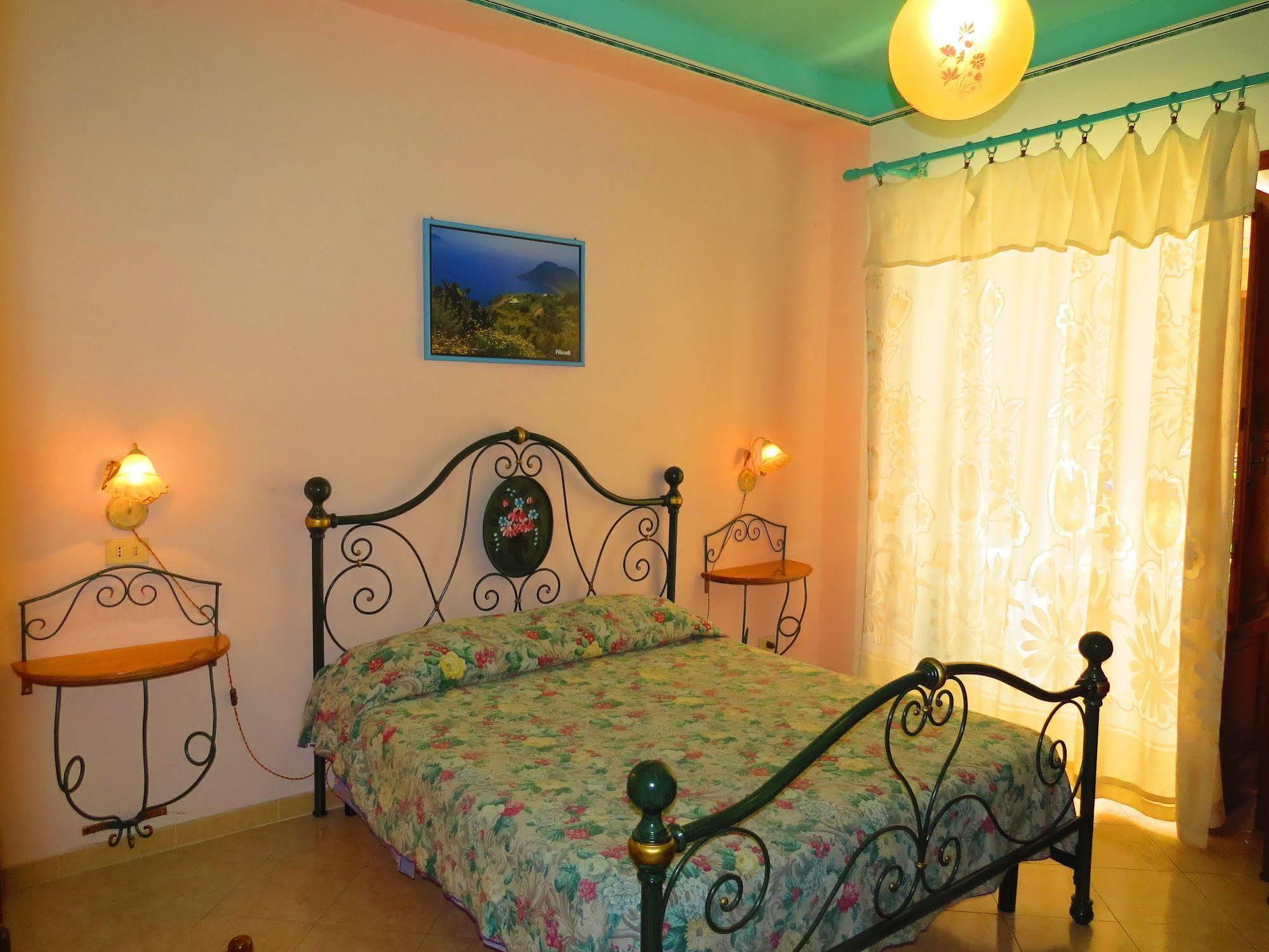 Casa Vittorio B&B Липари Экстерьер фото